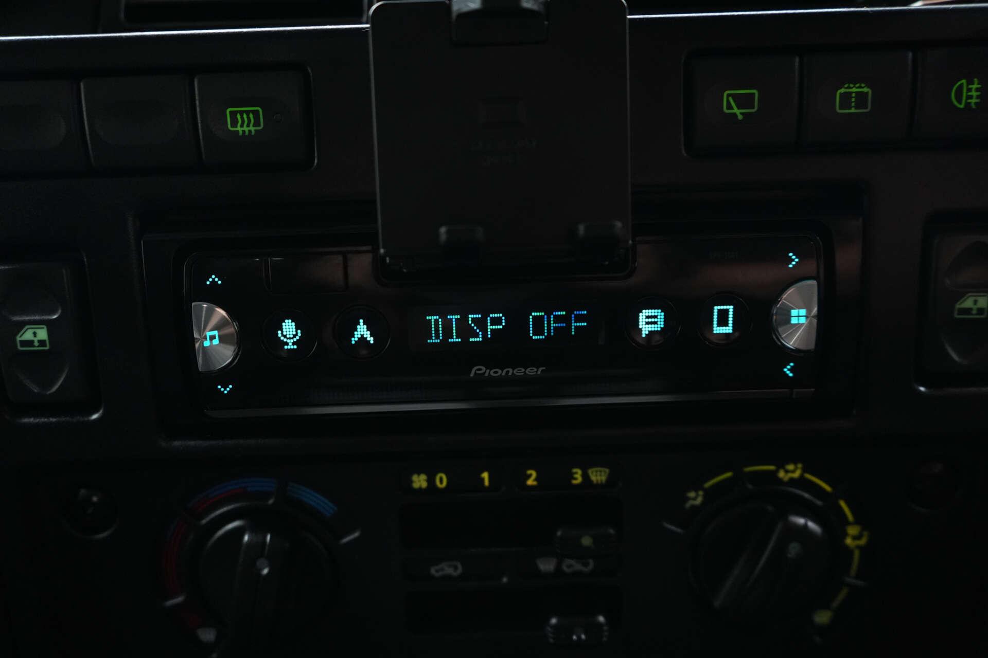 Land Rover Defender 90 view 26