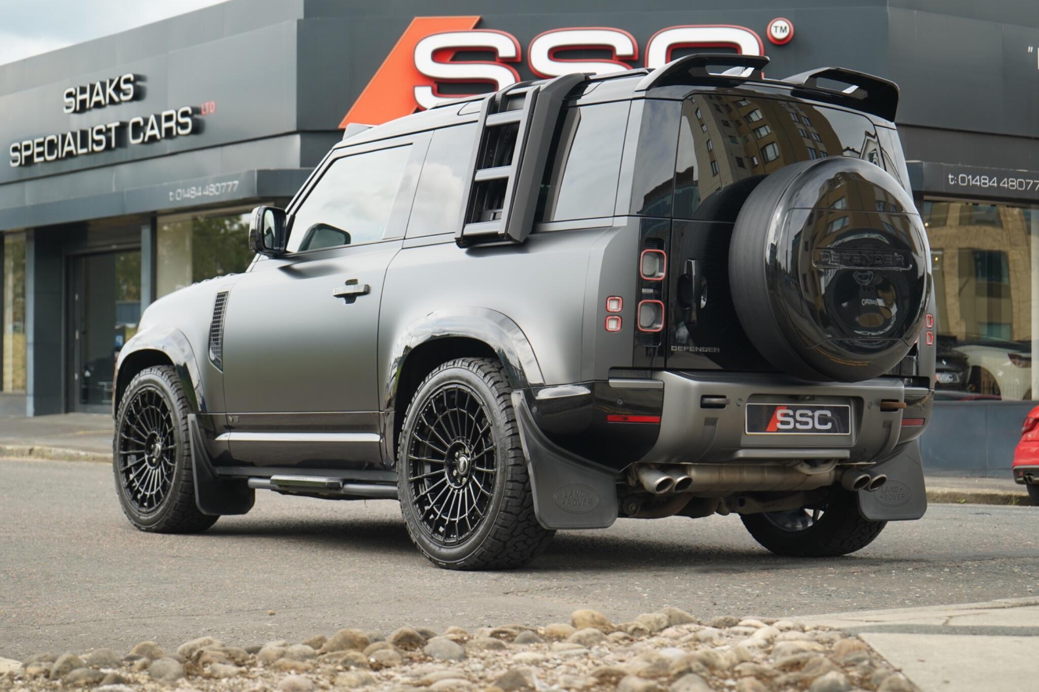 Land Rover Defender 90 view 2