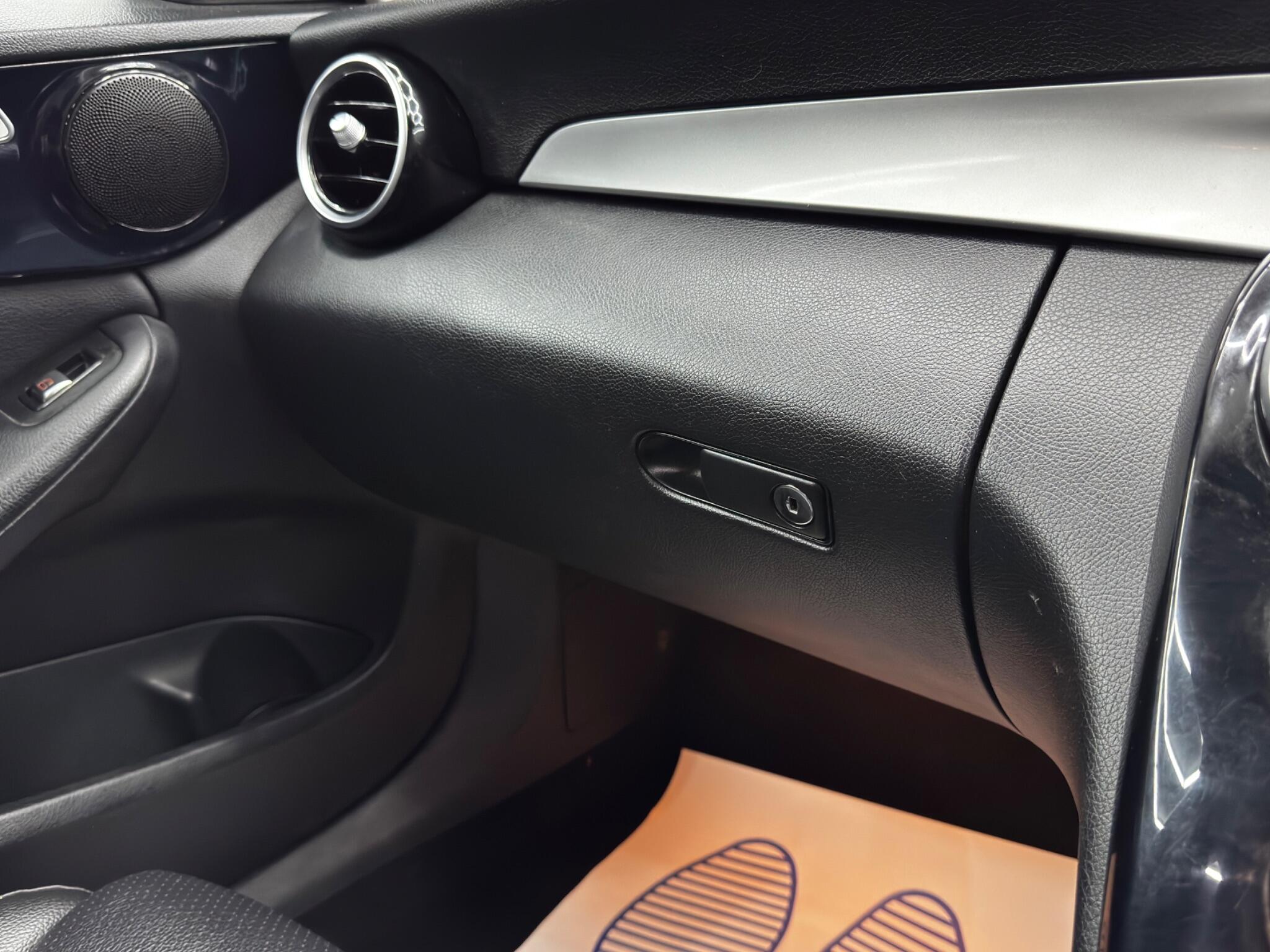 Mercedes-Benz C-Class view 34