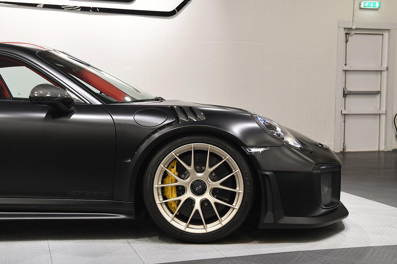 Porsche 911 view 39