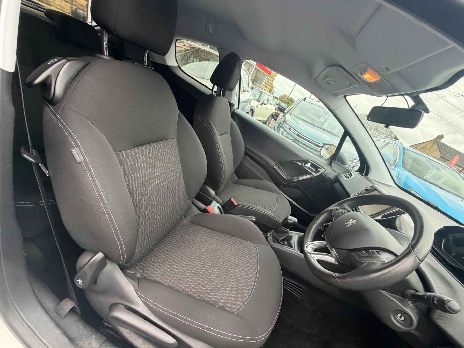 Peugeot 208 view 13