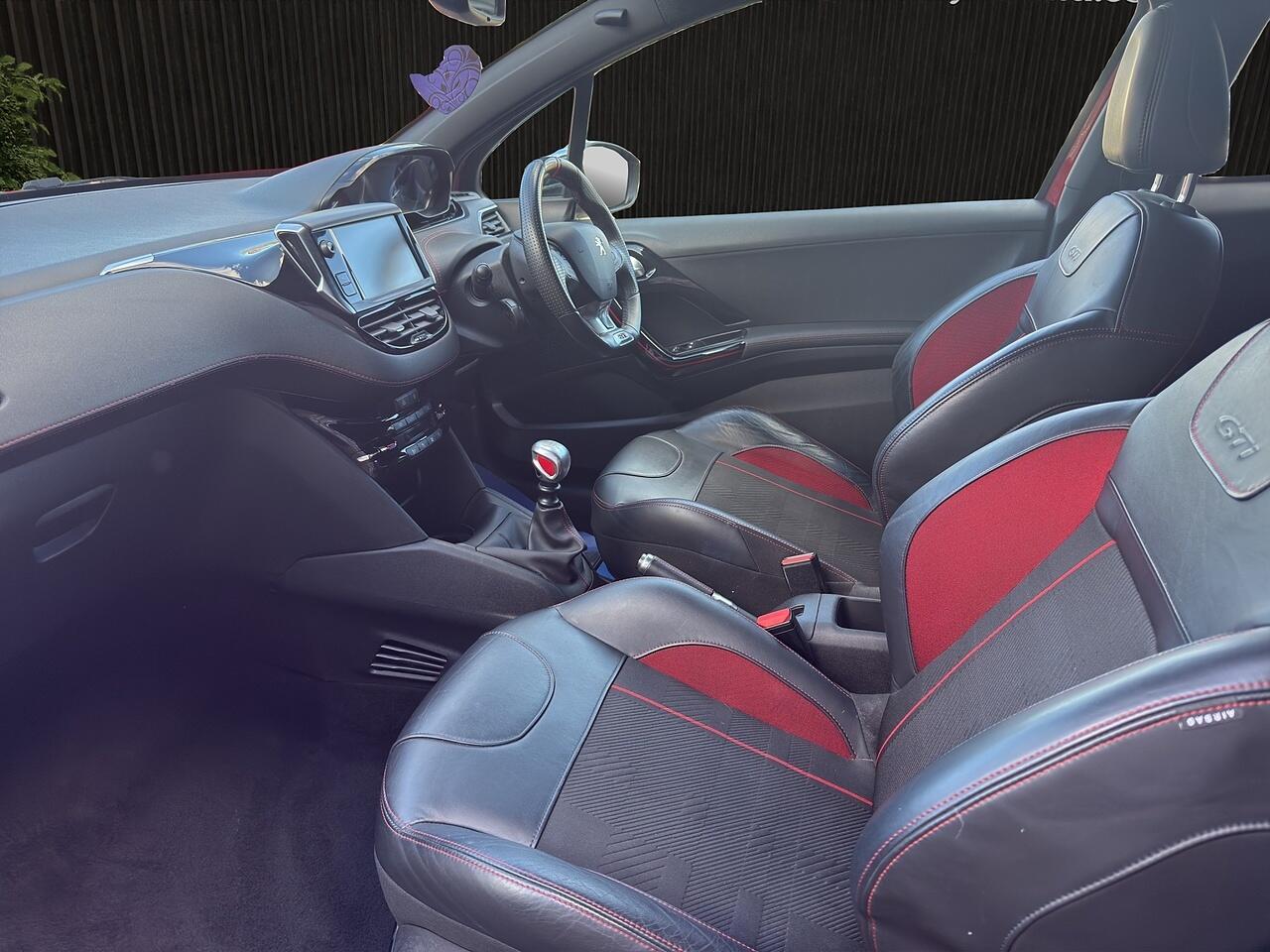 Peugeot 208 view 19