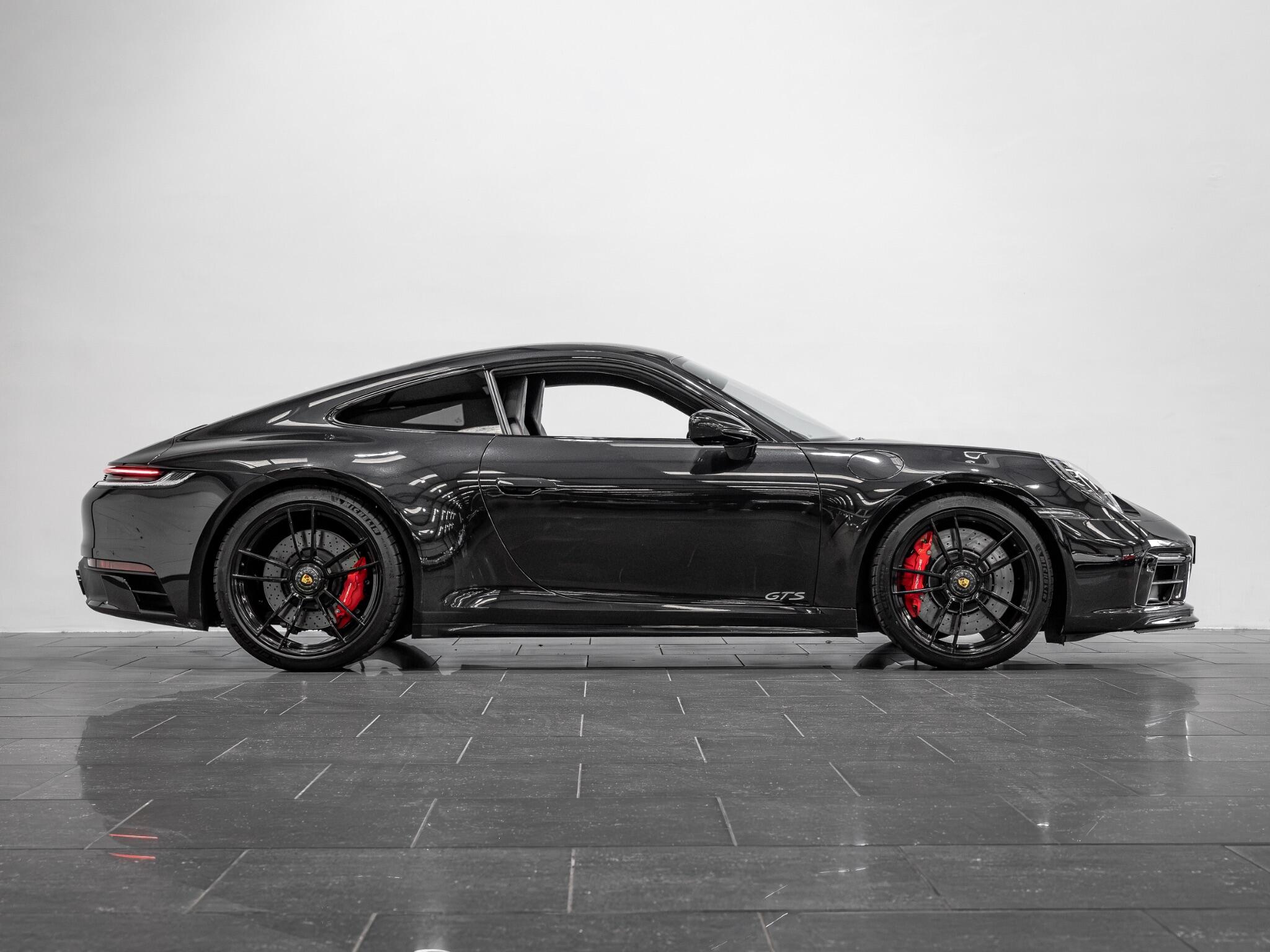 Porsche 911 view 7