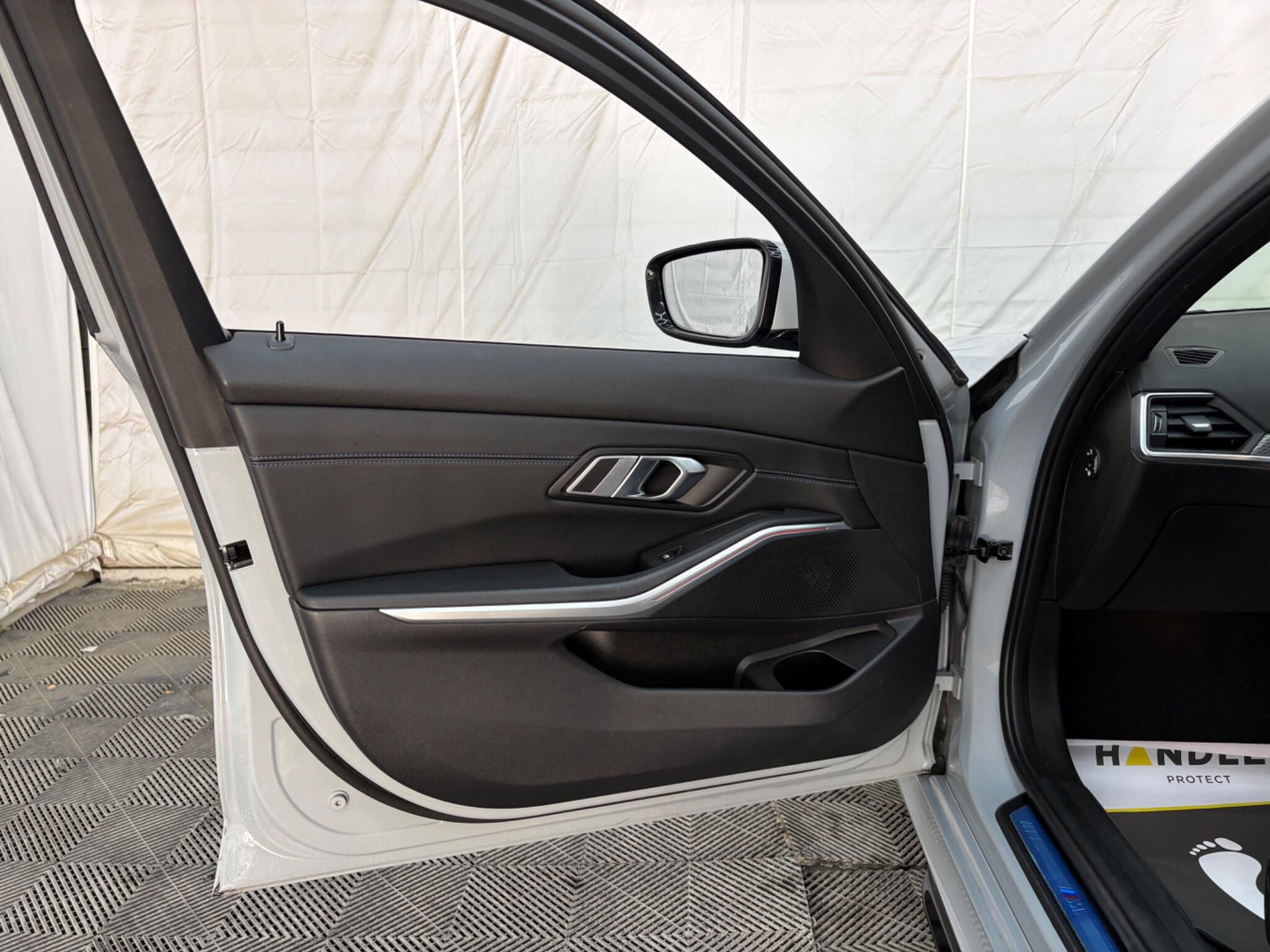 BMW 3 Series view 29
