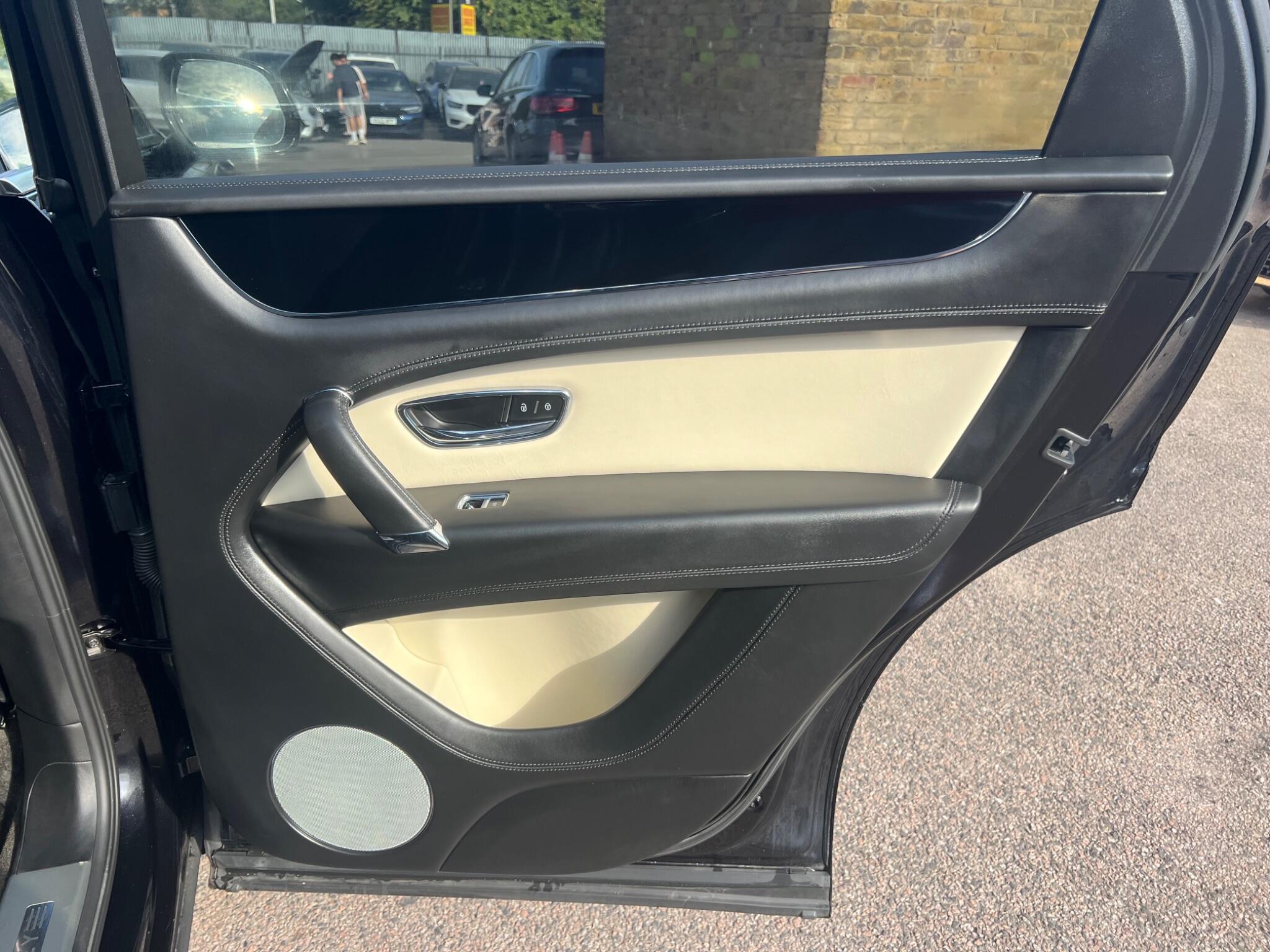 Bentley Bentayga view 25