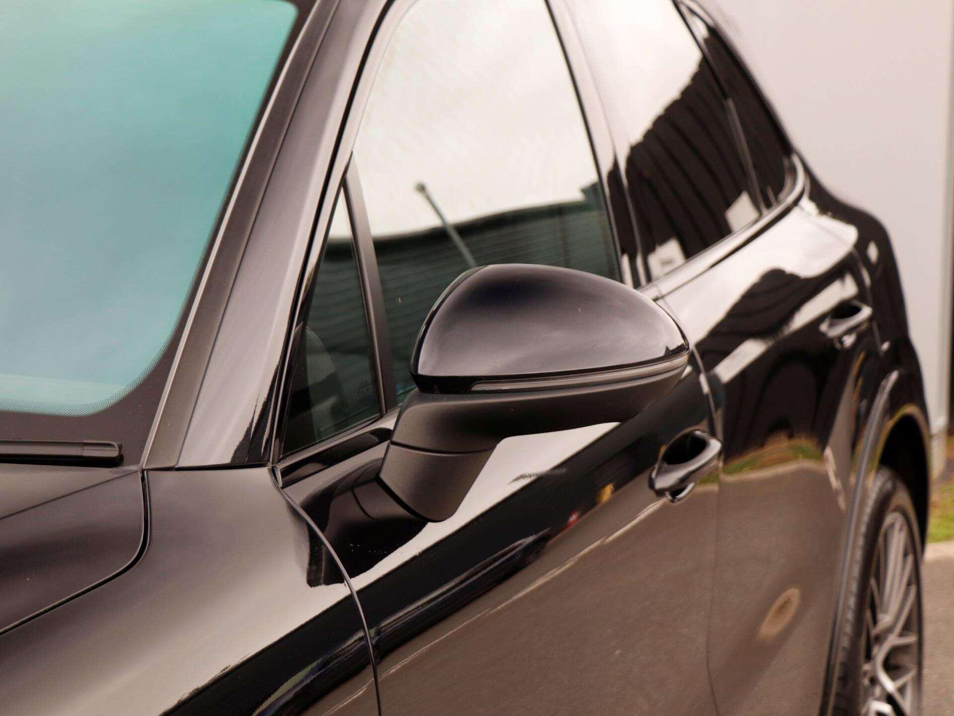 Porsche Cayenne view 35
