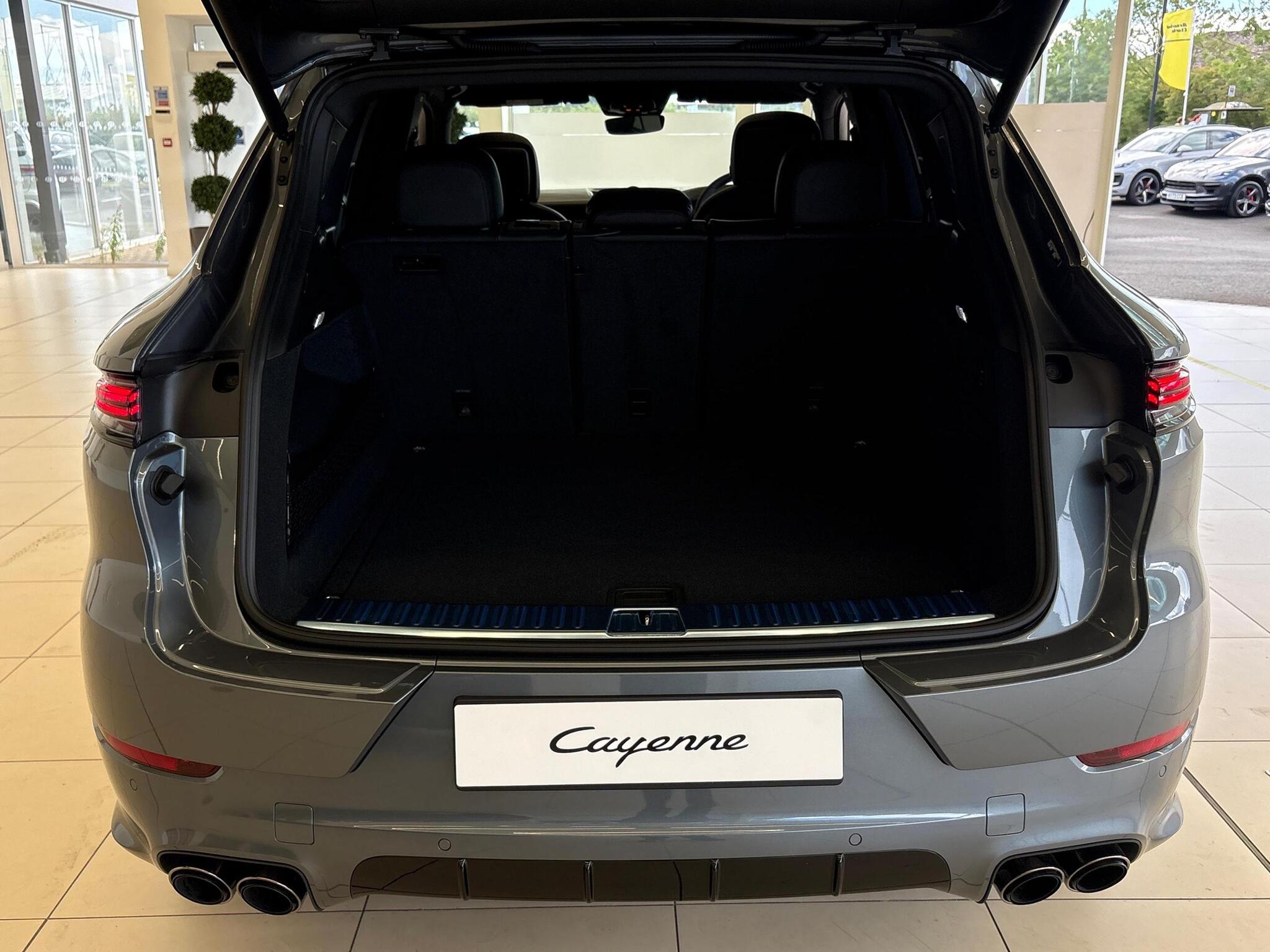 Porsche Cayenne view 19