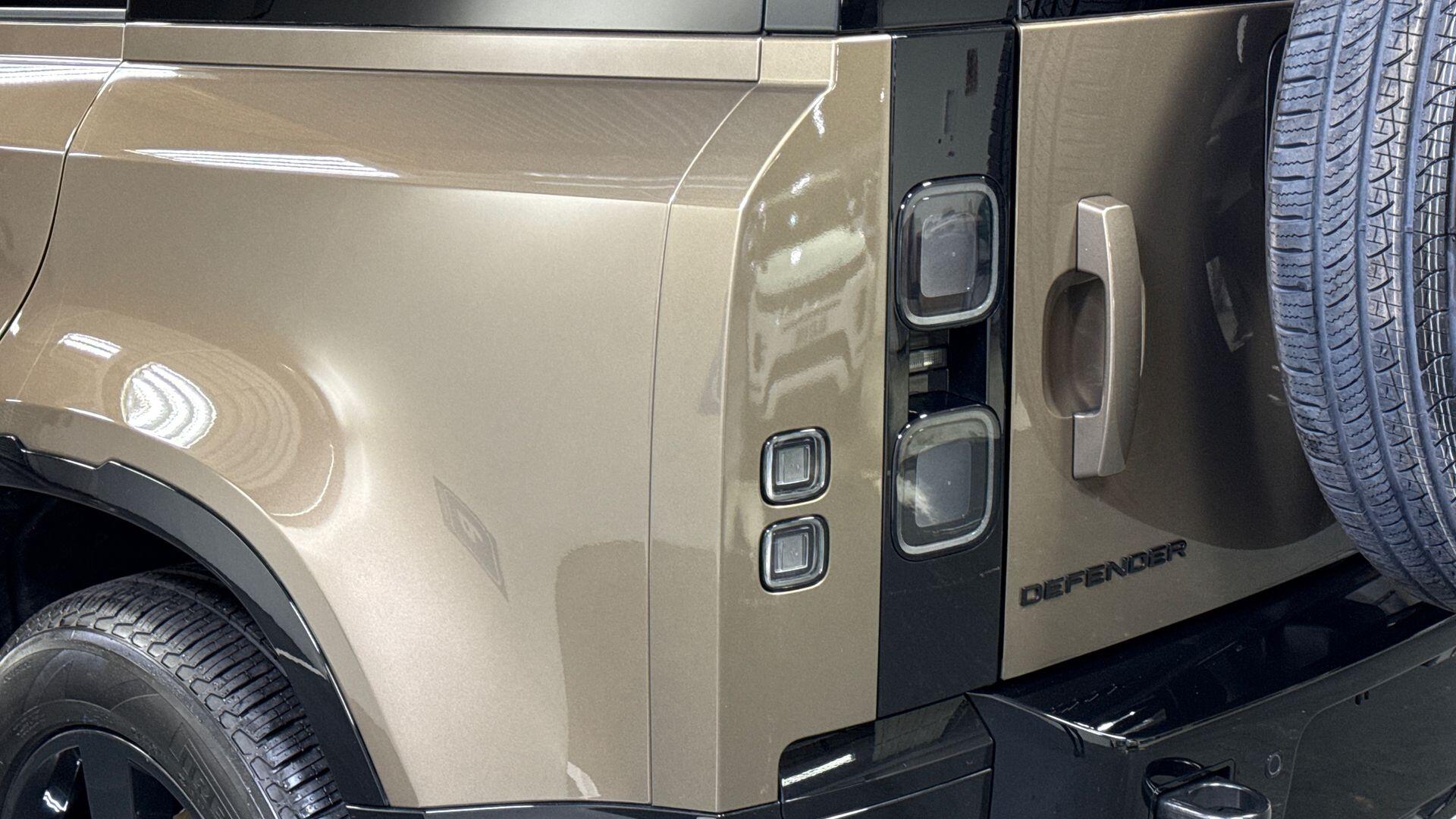 Land Rover Defender view 19