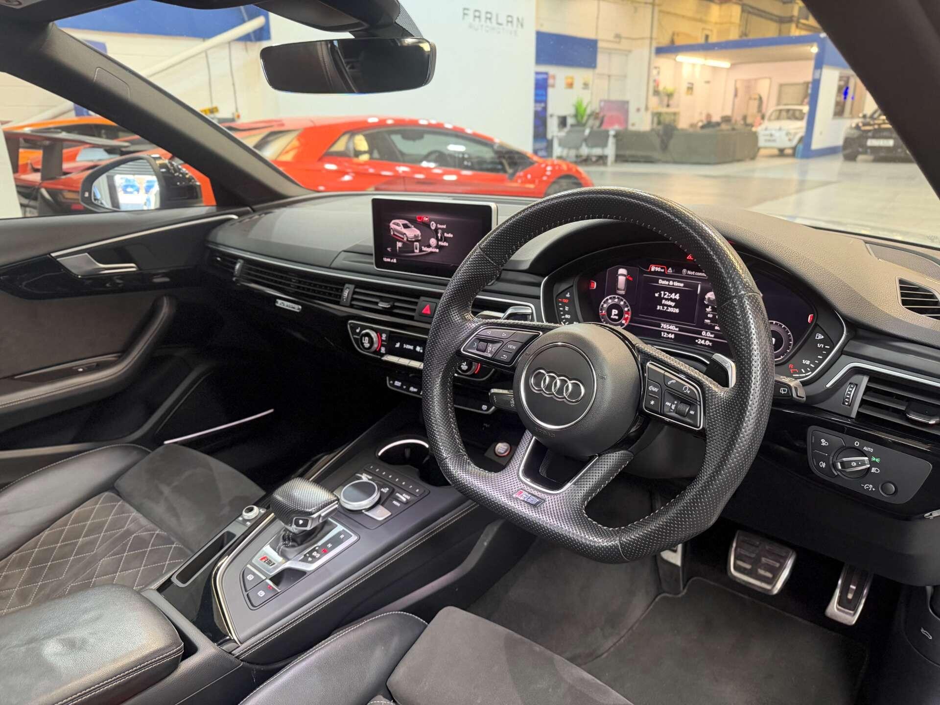 Audi RS4 view 27