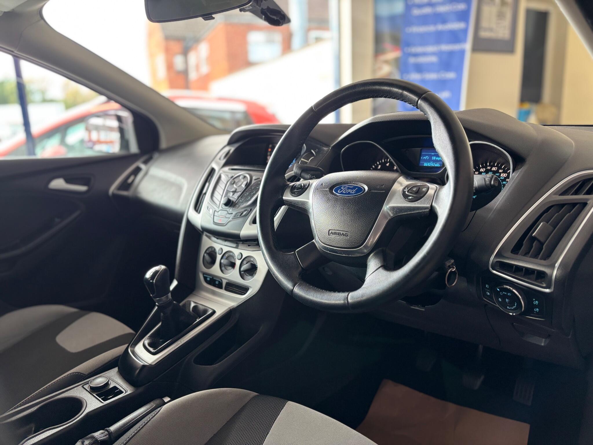 Ford Focus view 9