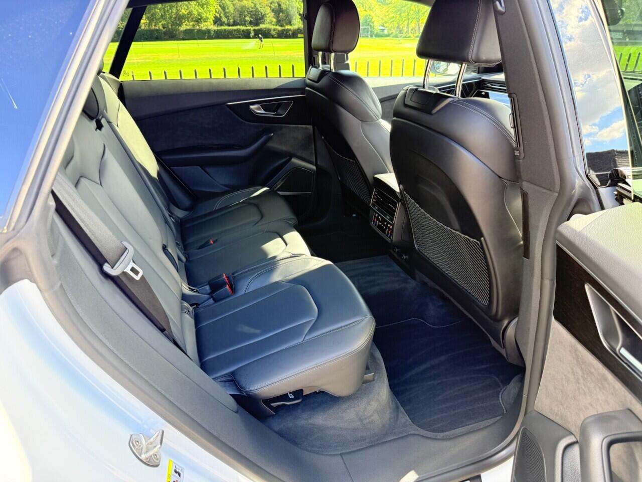 Audi Q8 view 29