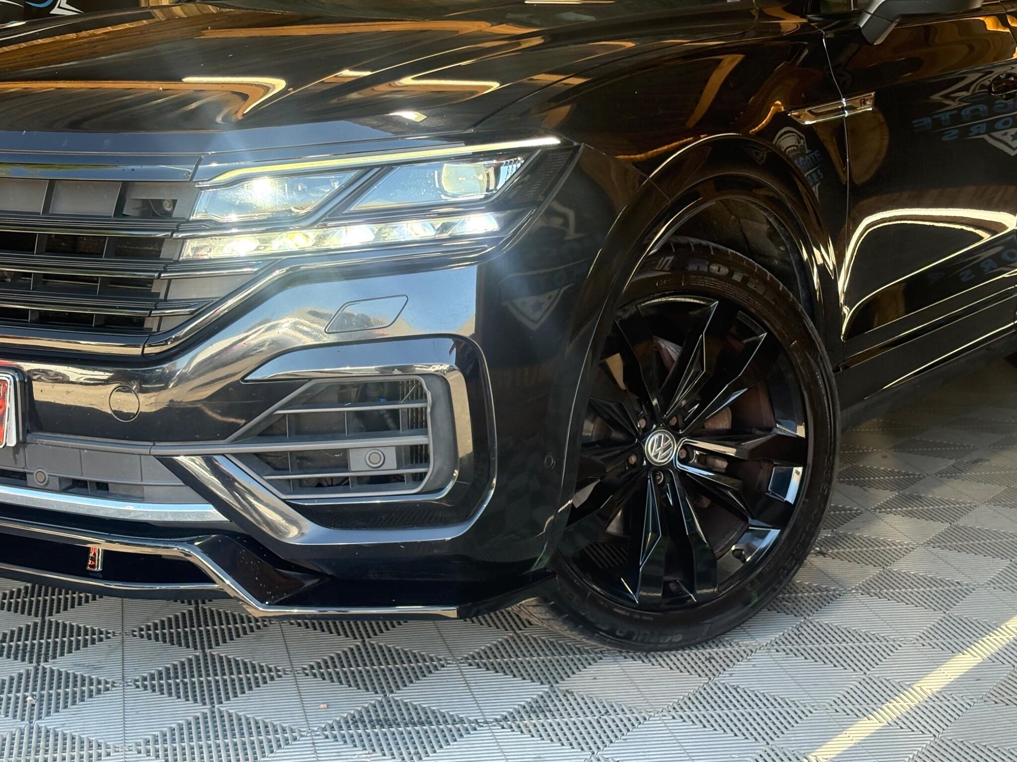 Volkswagen Touareg view 6