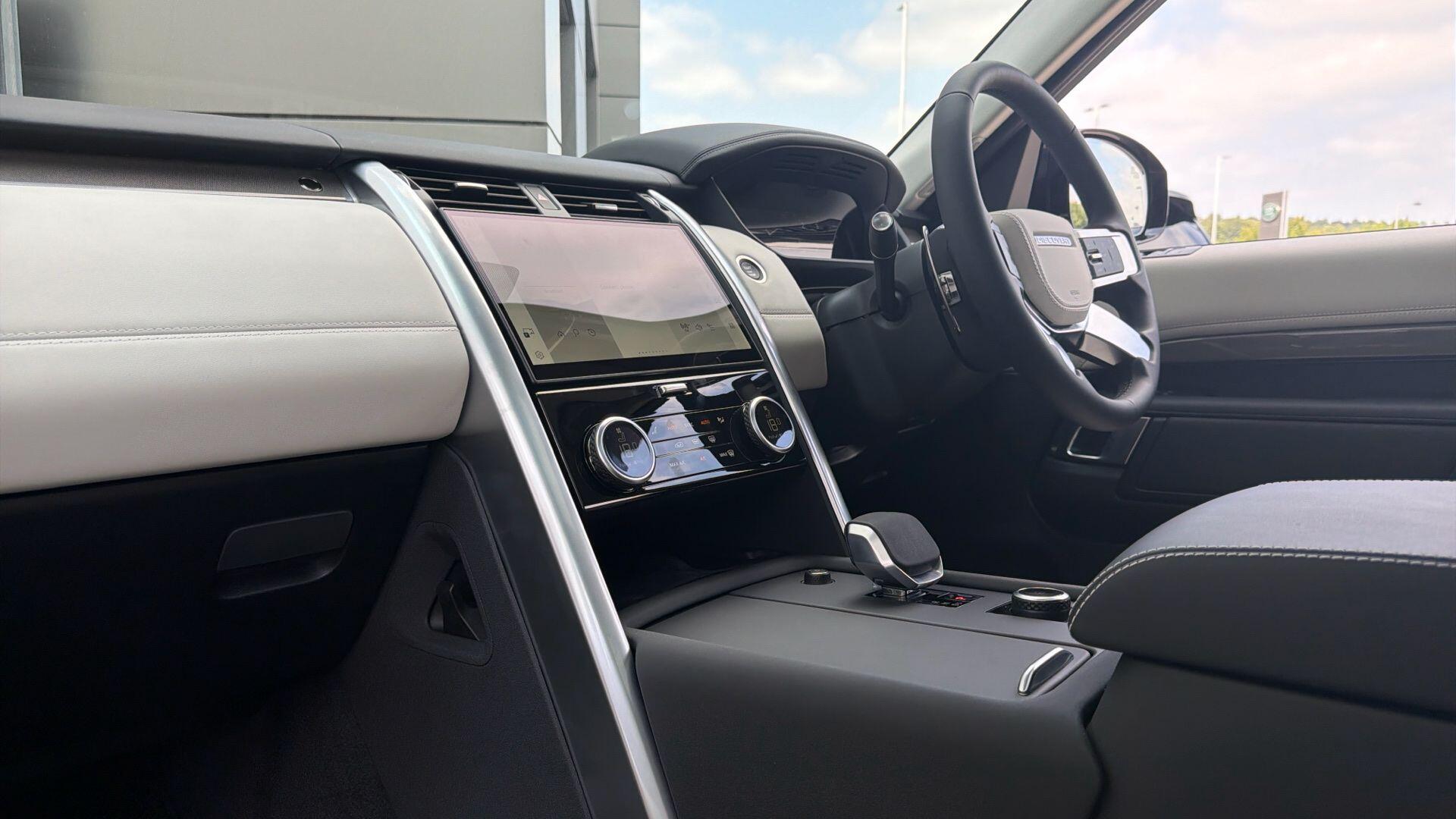Land Rover Discovery view 8