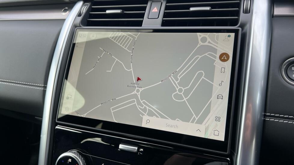 Land Rover Discovery view 11