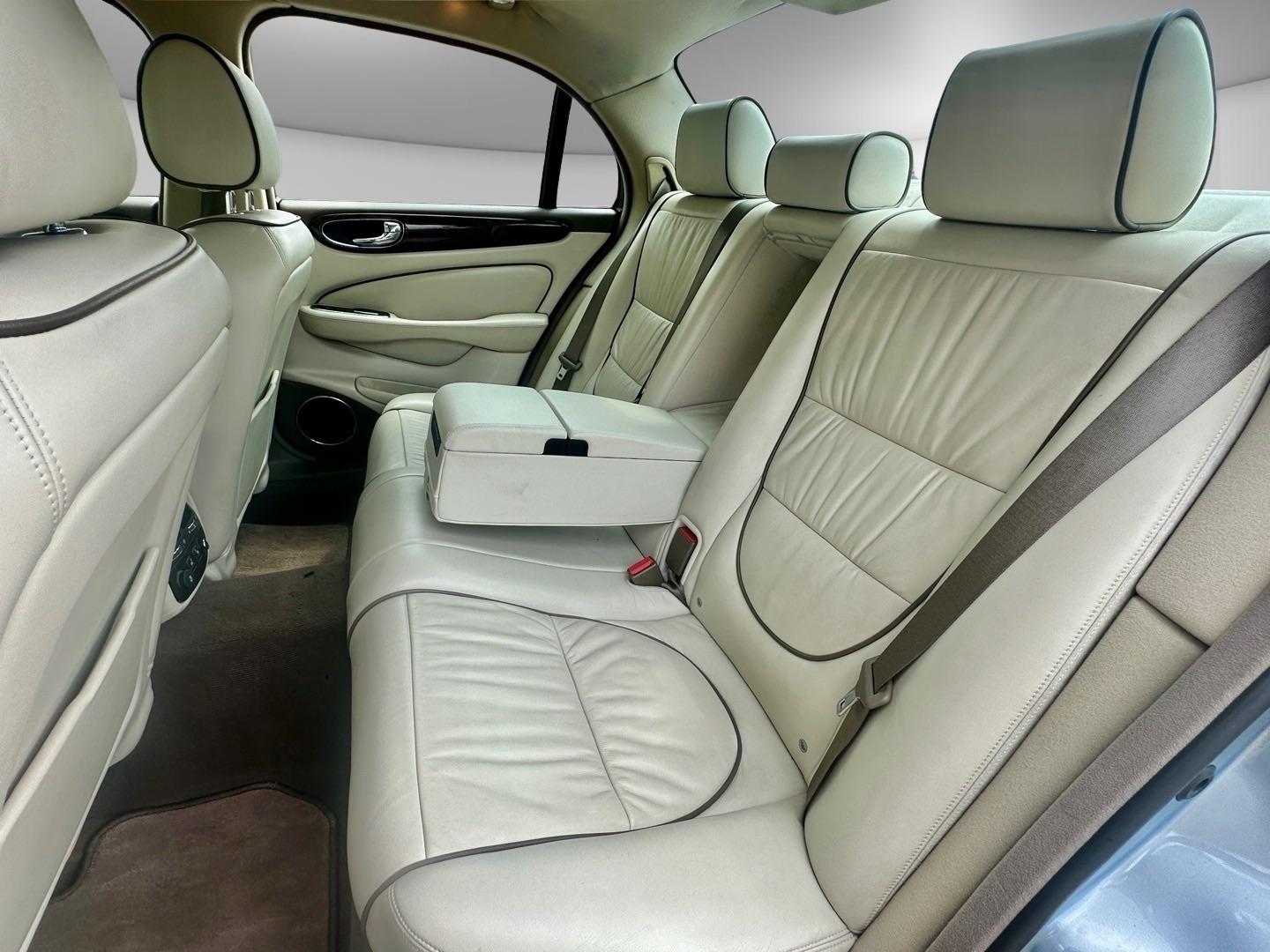 Jaguar XJ view 15