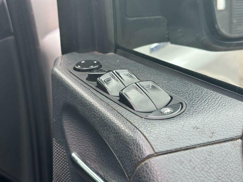 Mercedes-Benz Viano view 16