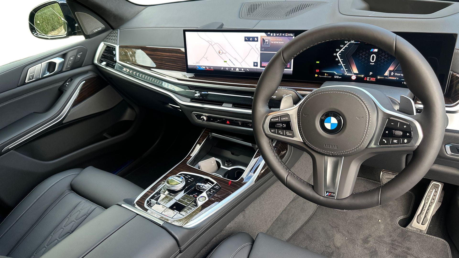 BMW X7 view 4