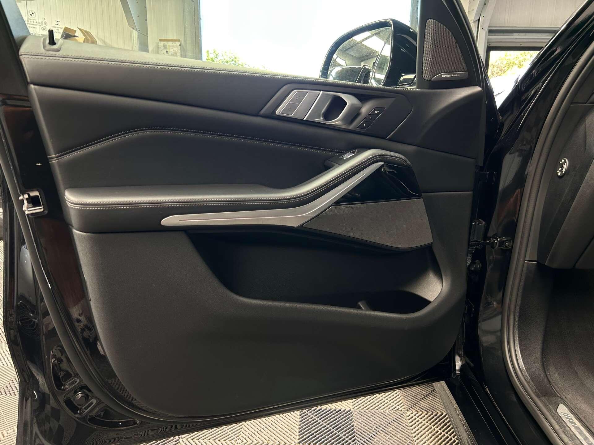 BMW X7 view 49