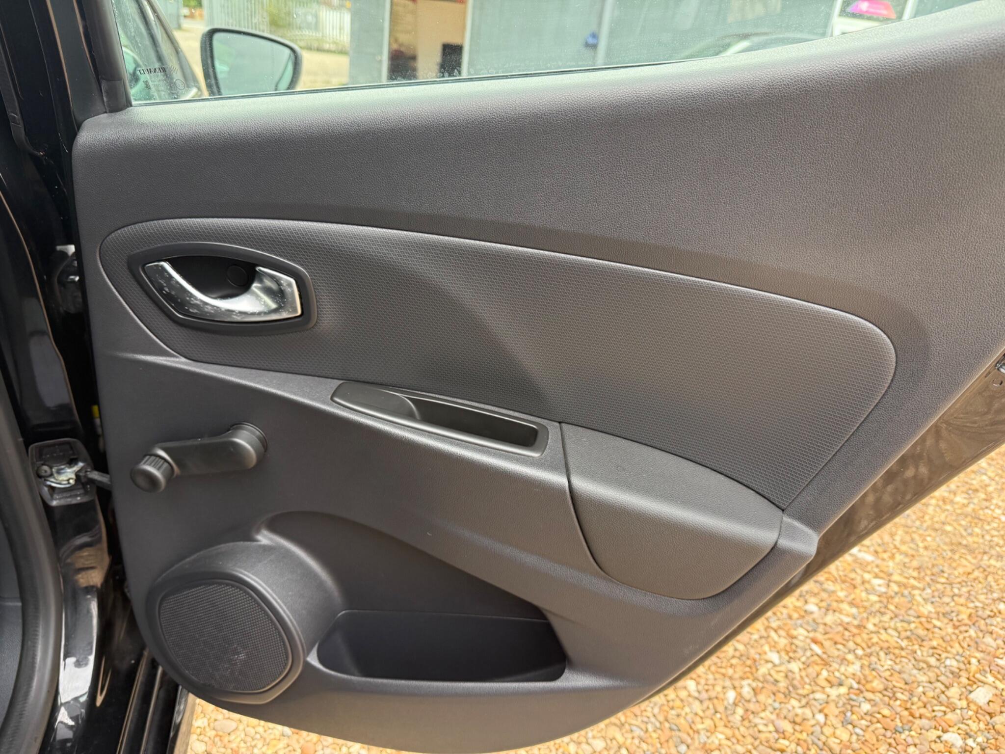 Renault Clio view 30