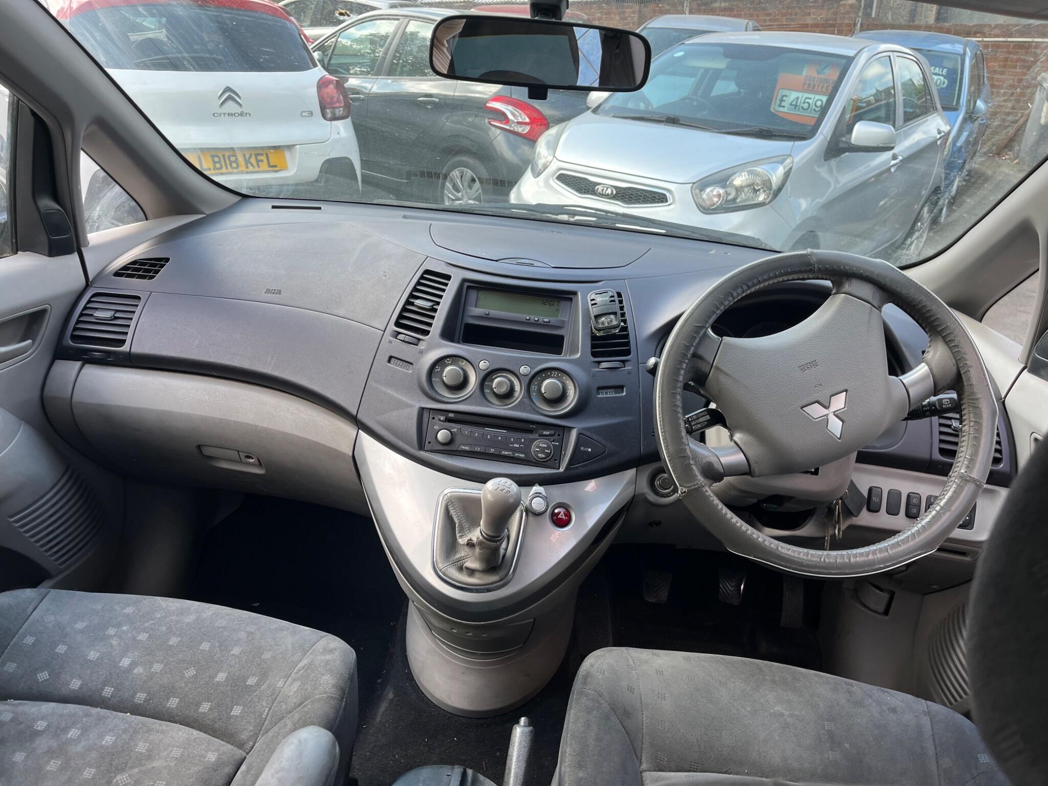 Mitsubishi Grandis view 8