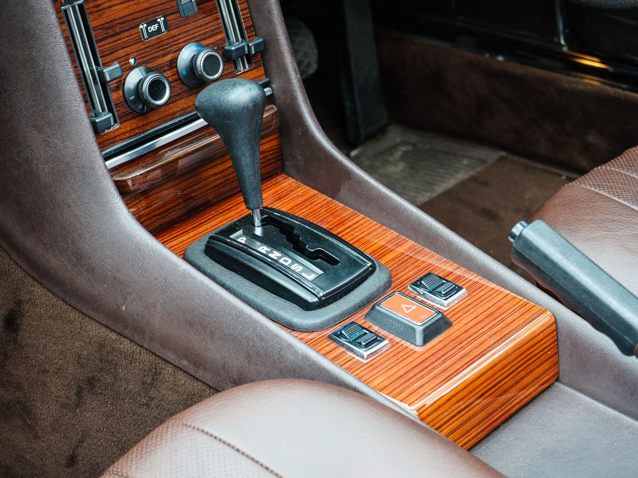 Mercedes-Benz 500 SL view 17