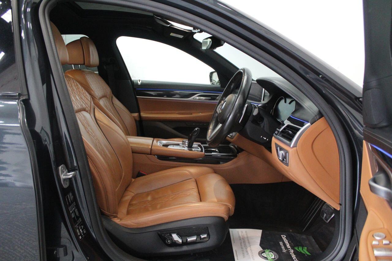 BMW 7 Series view 33