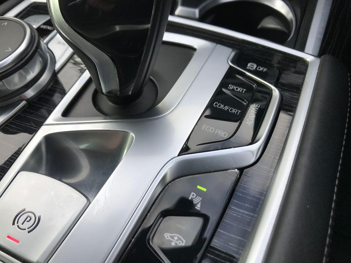BMW 7 Series view 18