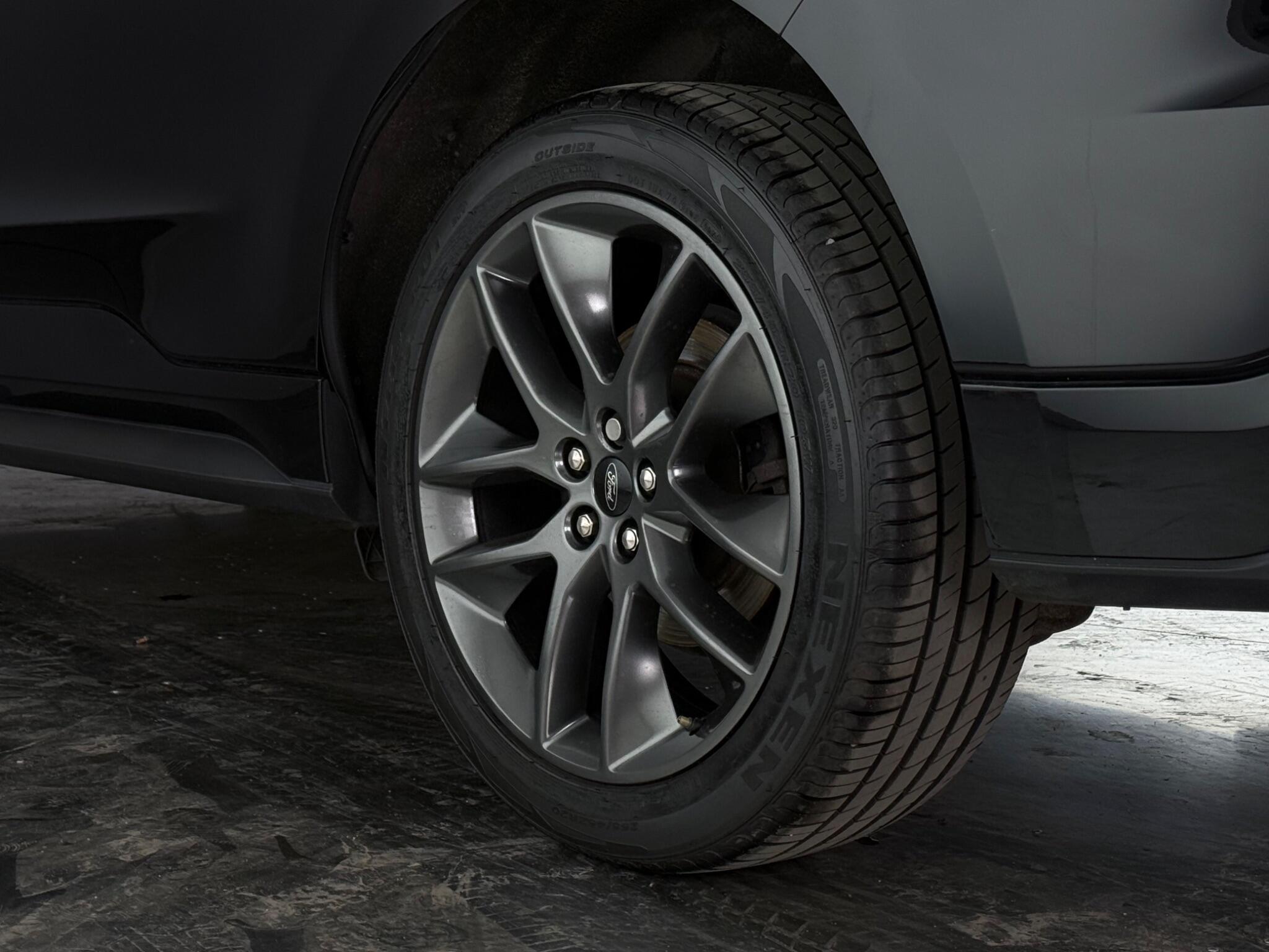 Ford Edge view 8
