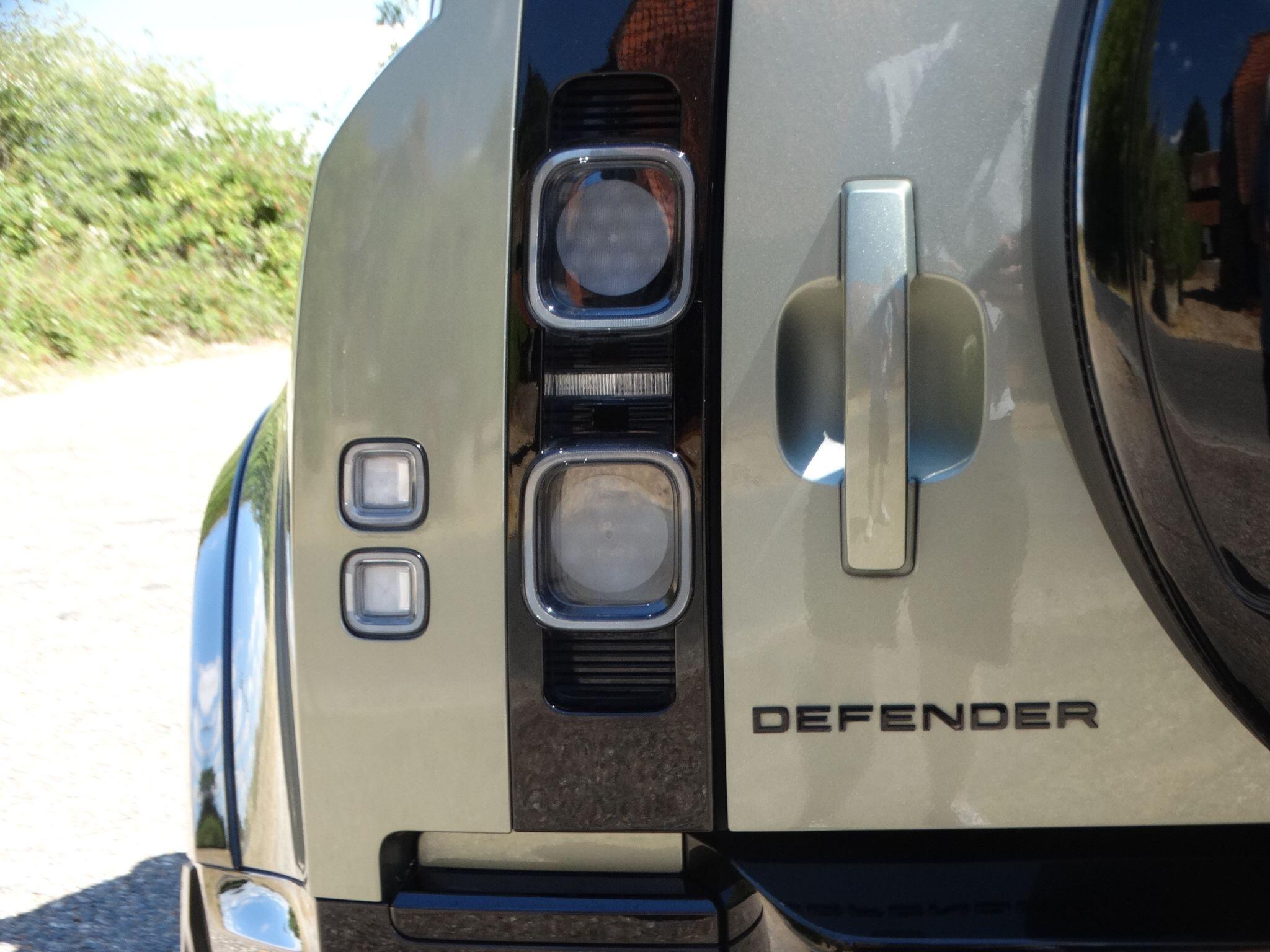 Land Rover Defender 110 view 13