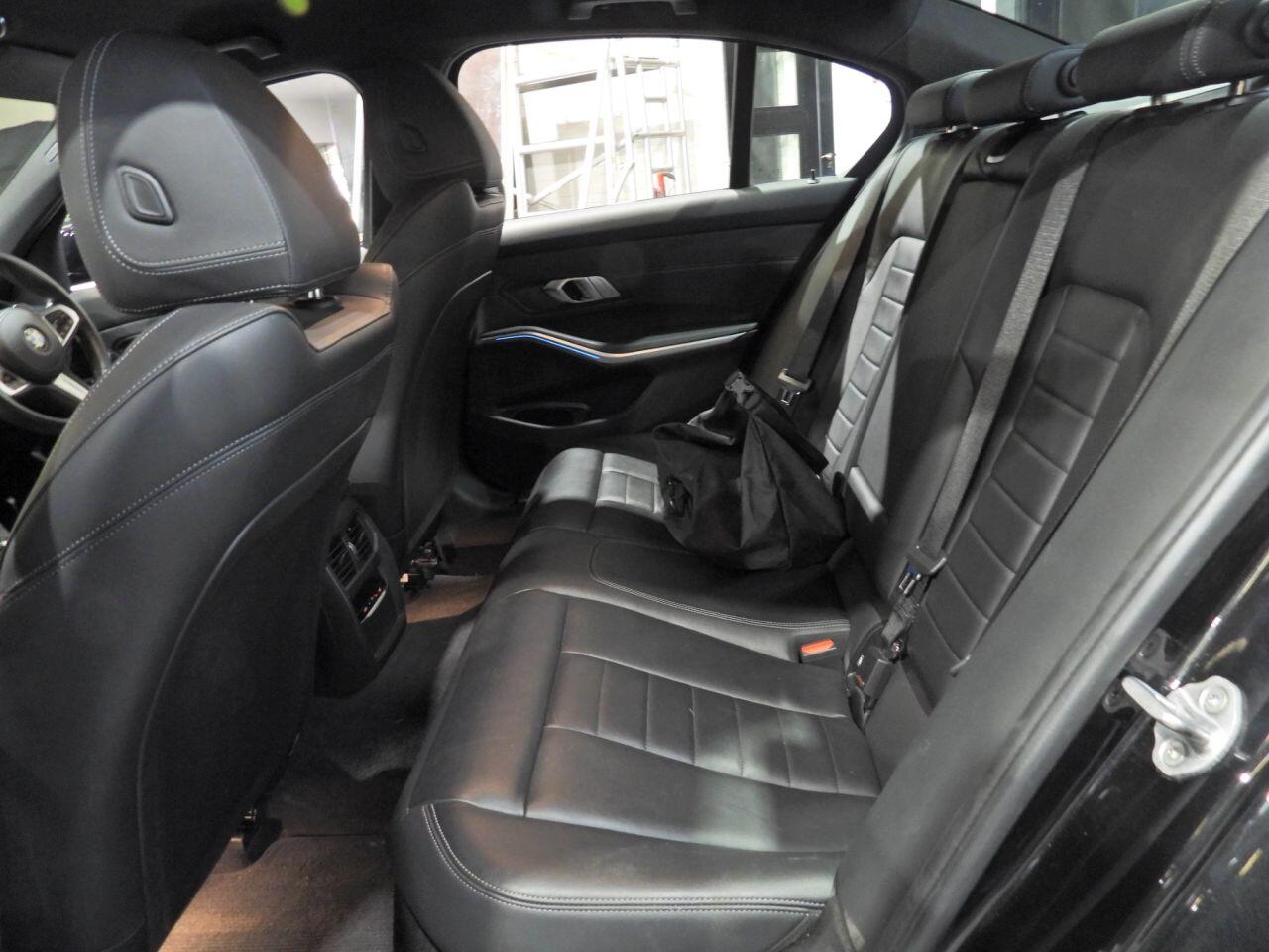 BMW 3 Series view 24