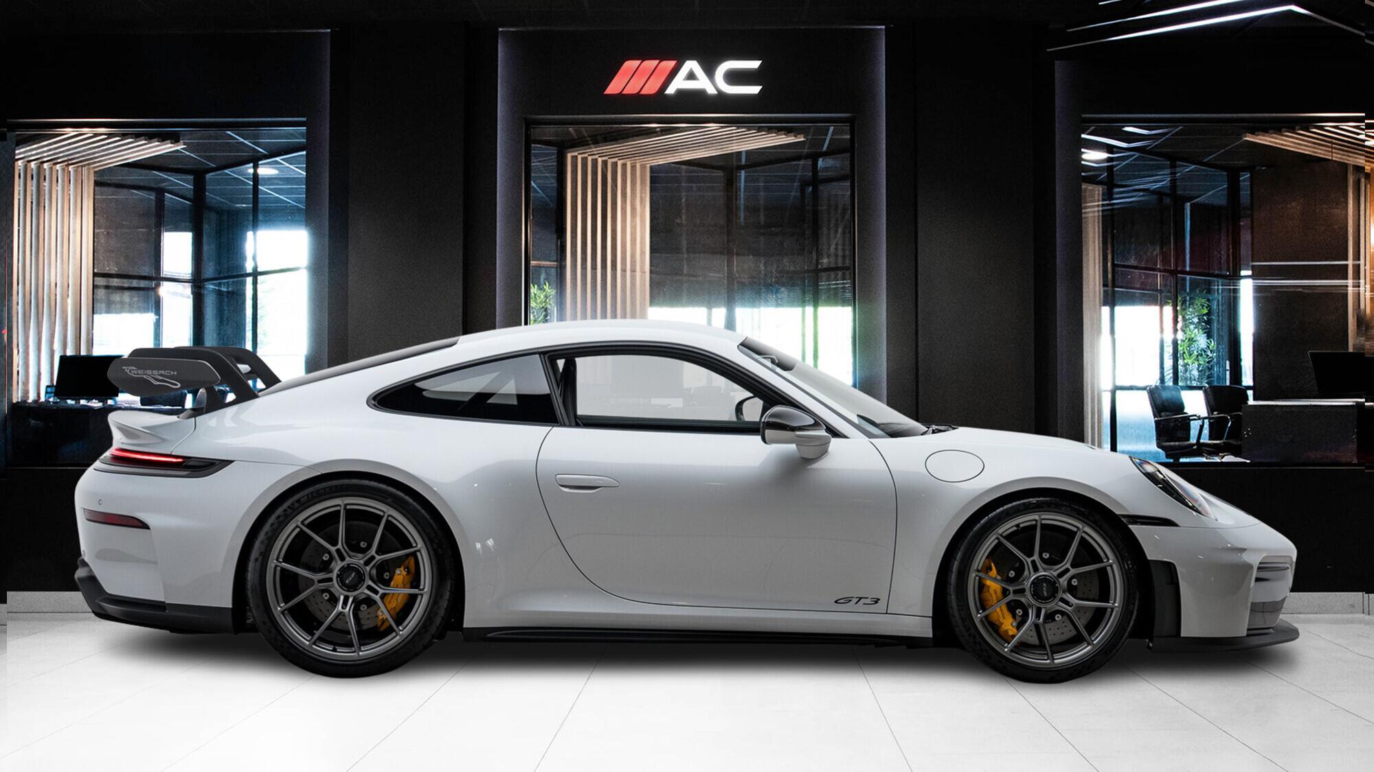 Porsche 911 view 3