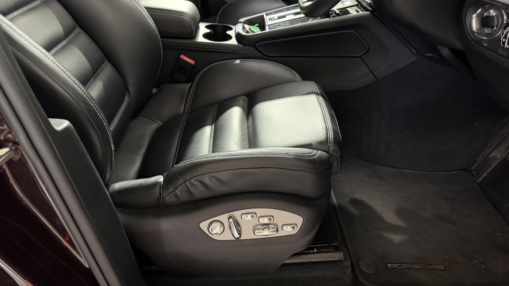 Porsche Macan view 12