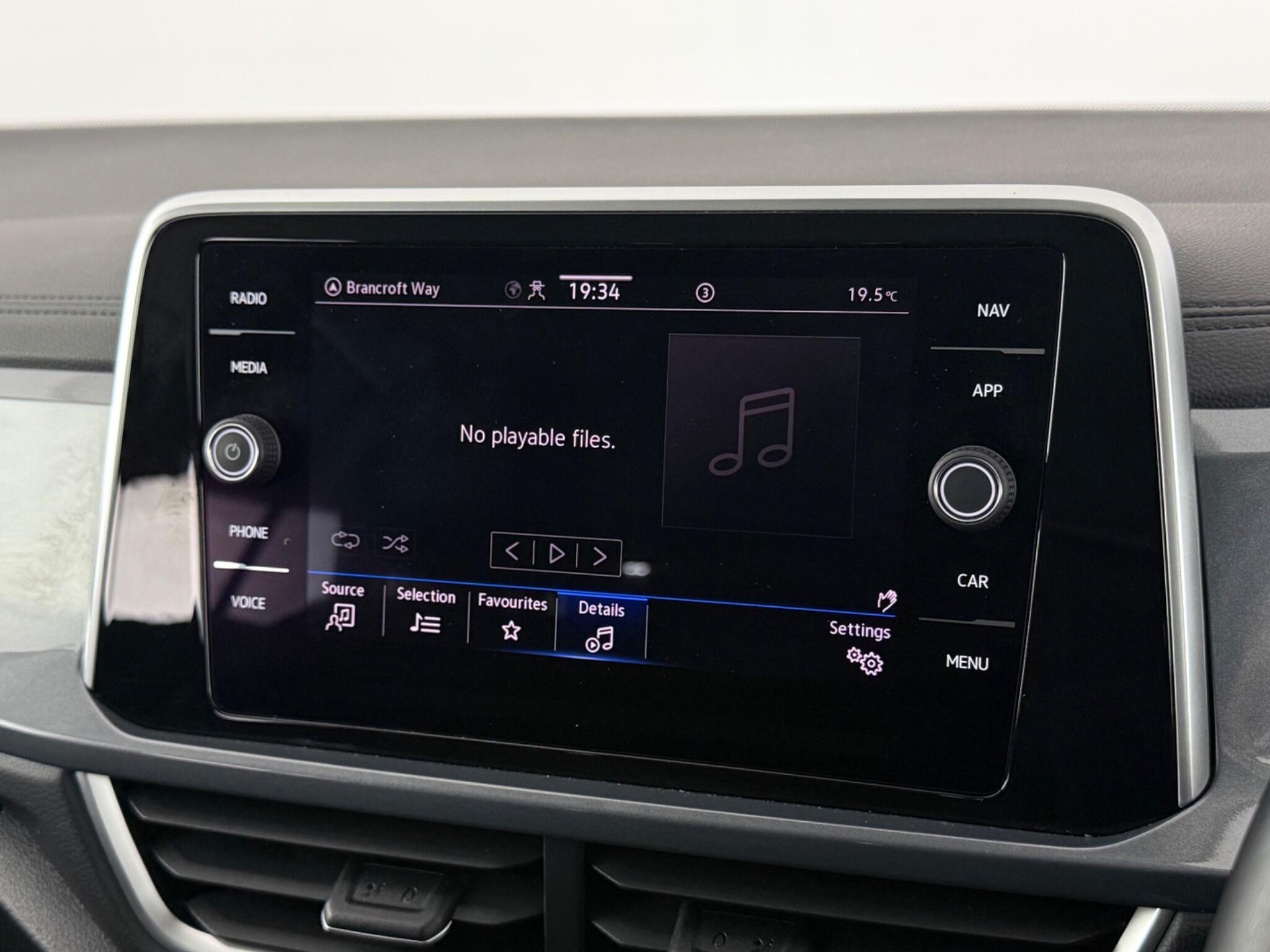 Volkswagen T-Roc view 17
