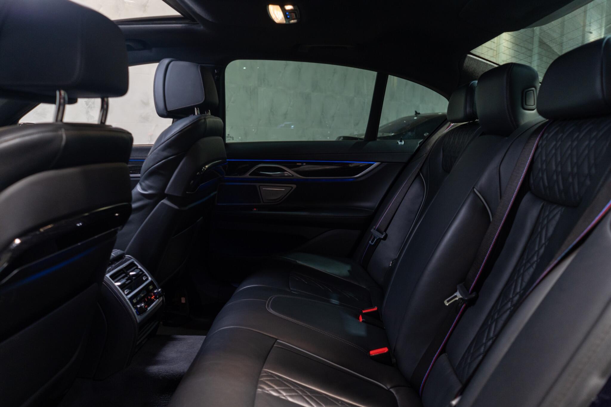 BMW 7 Series view 16