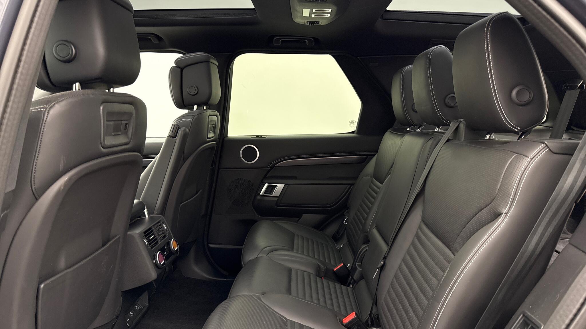 Land Rover Discovery view 4