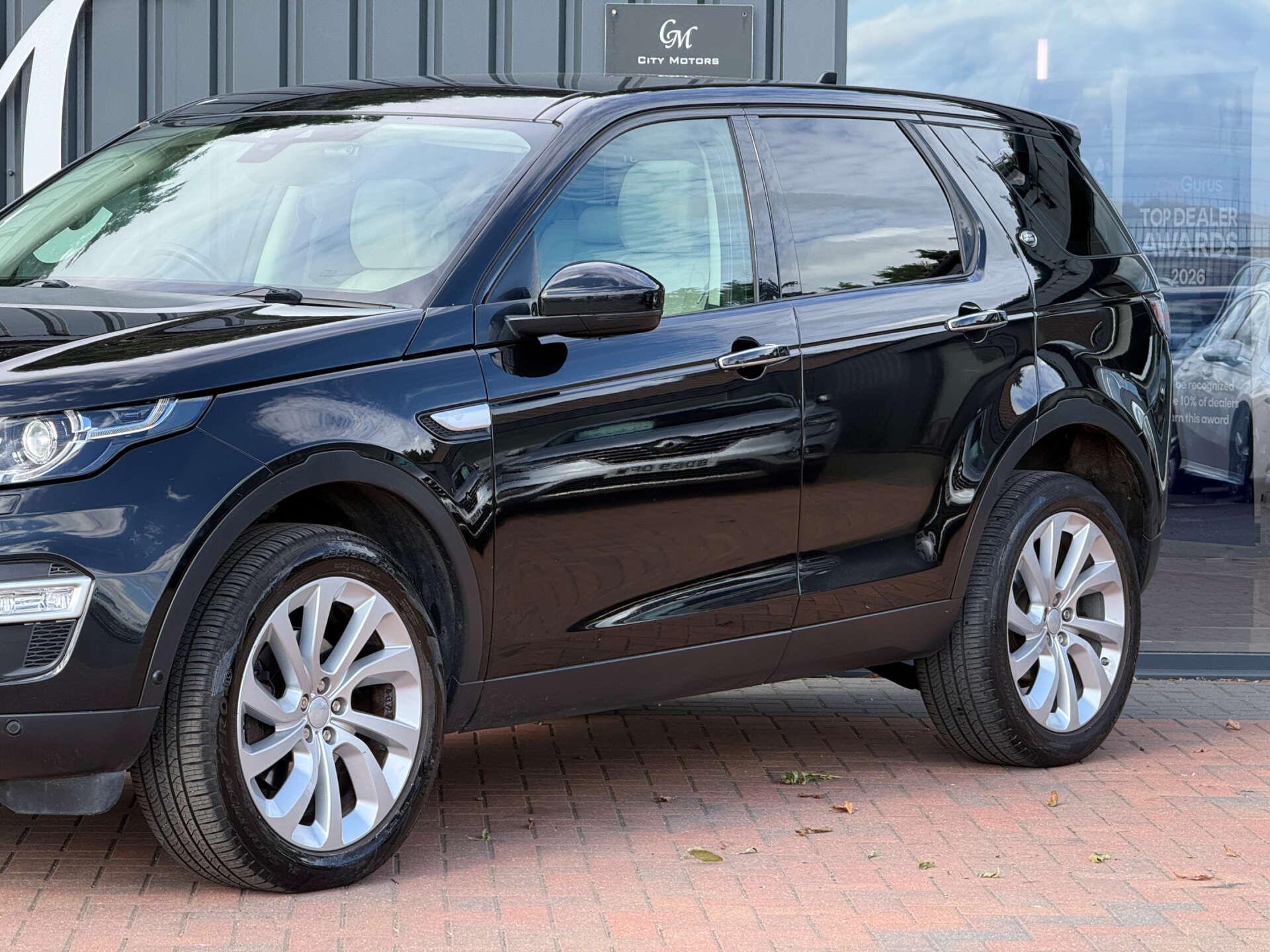 Land Rover Discovery Sport view 3