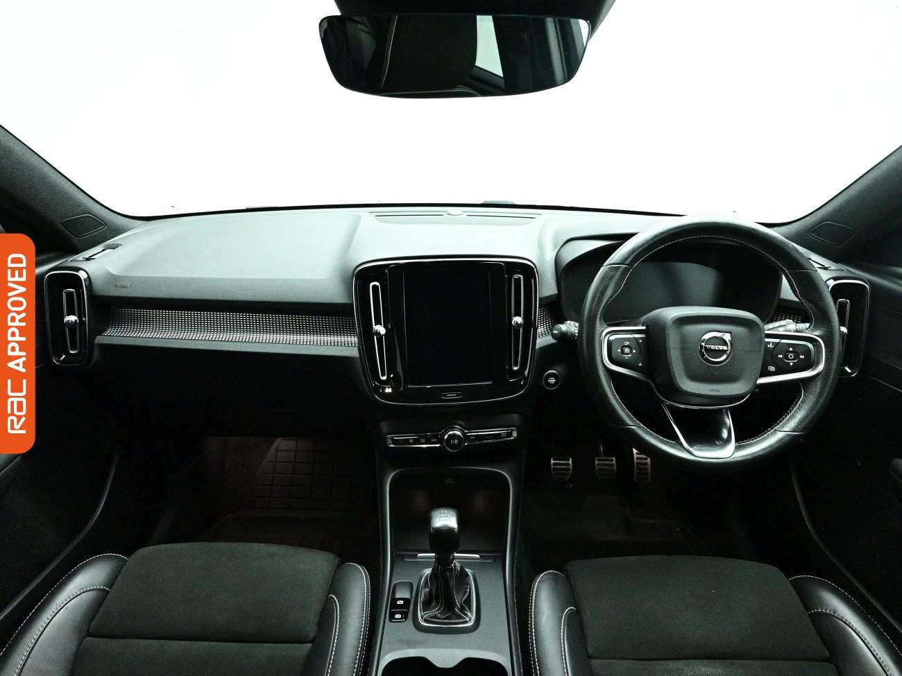 Volvo XC40 view 2