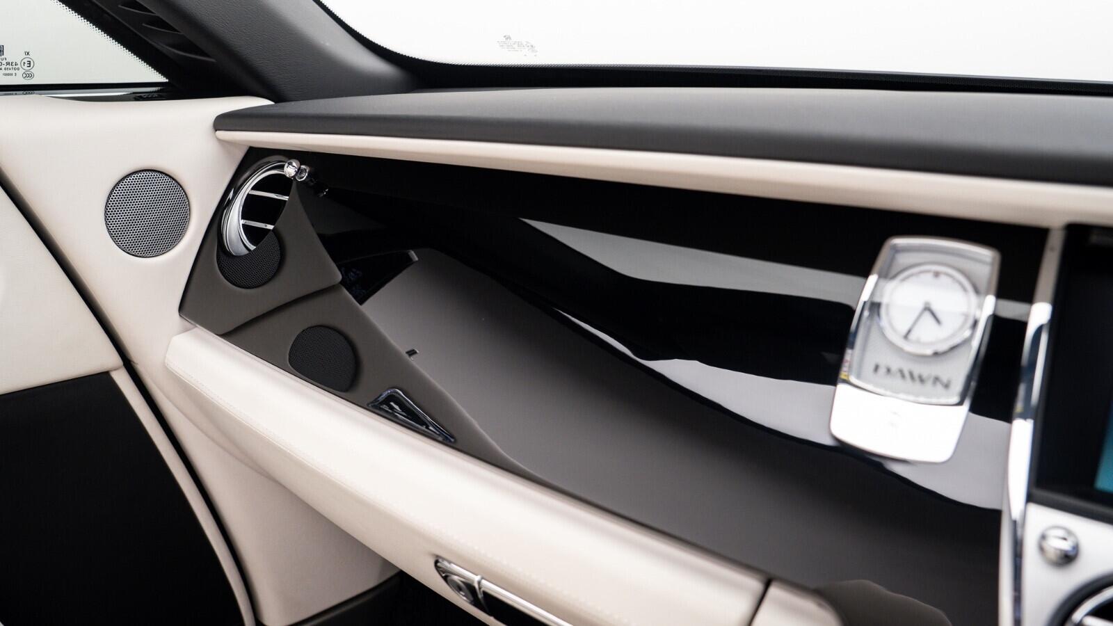 Rolls-Royce Dawn view 36