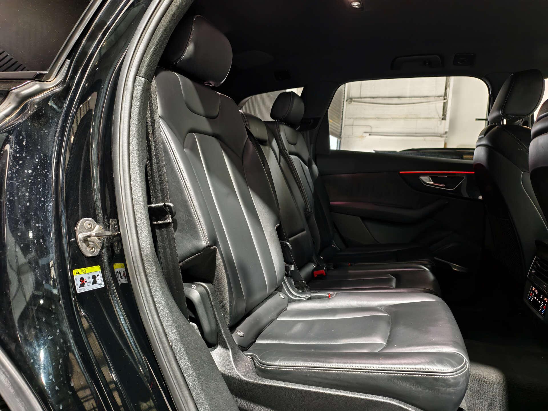 Audi Q7 view 18