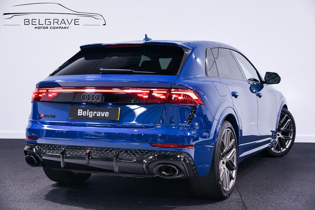 Audi RS Q8 view 3