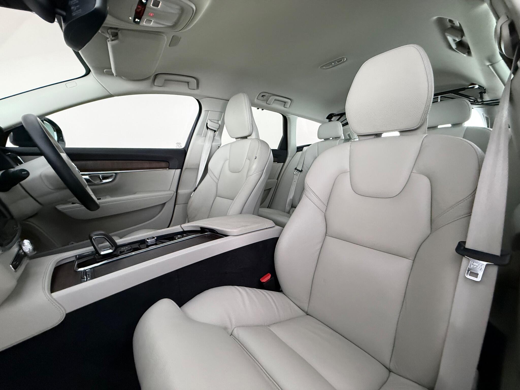 Volvo V90 Cross Country view 29