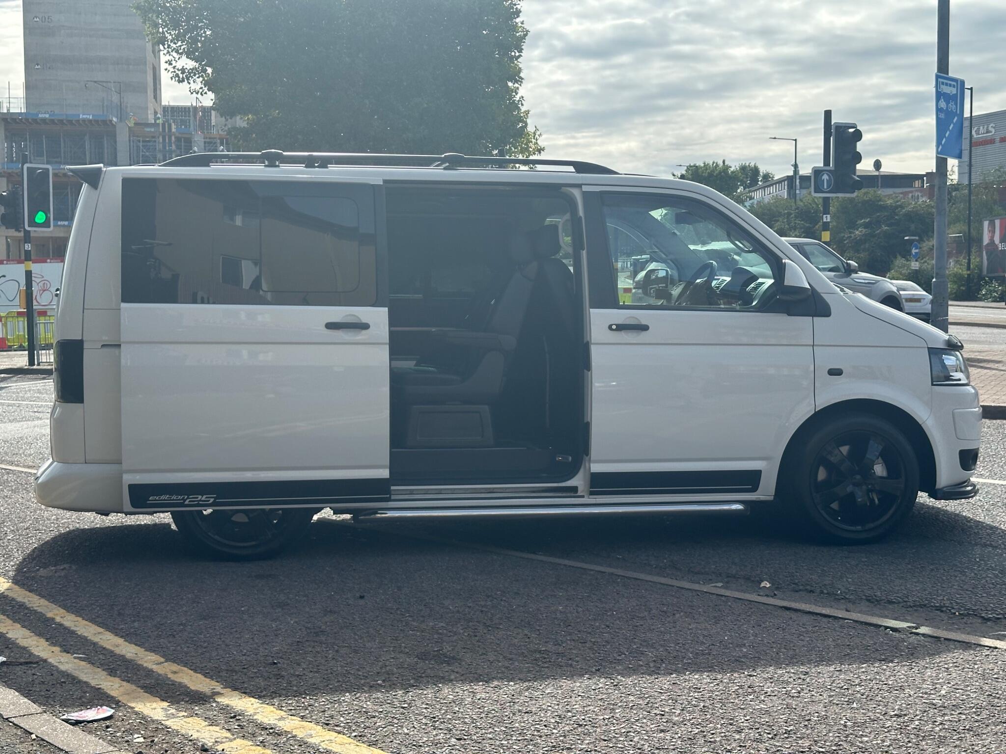 Volkswagen Caravelle view 49
