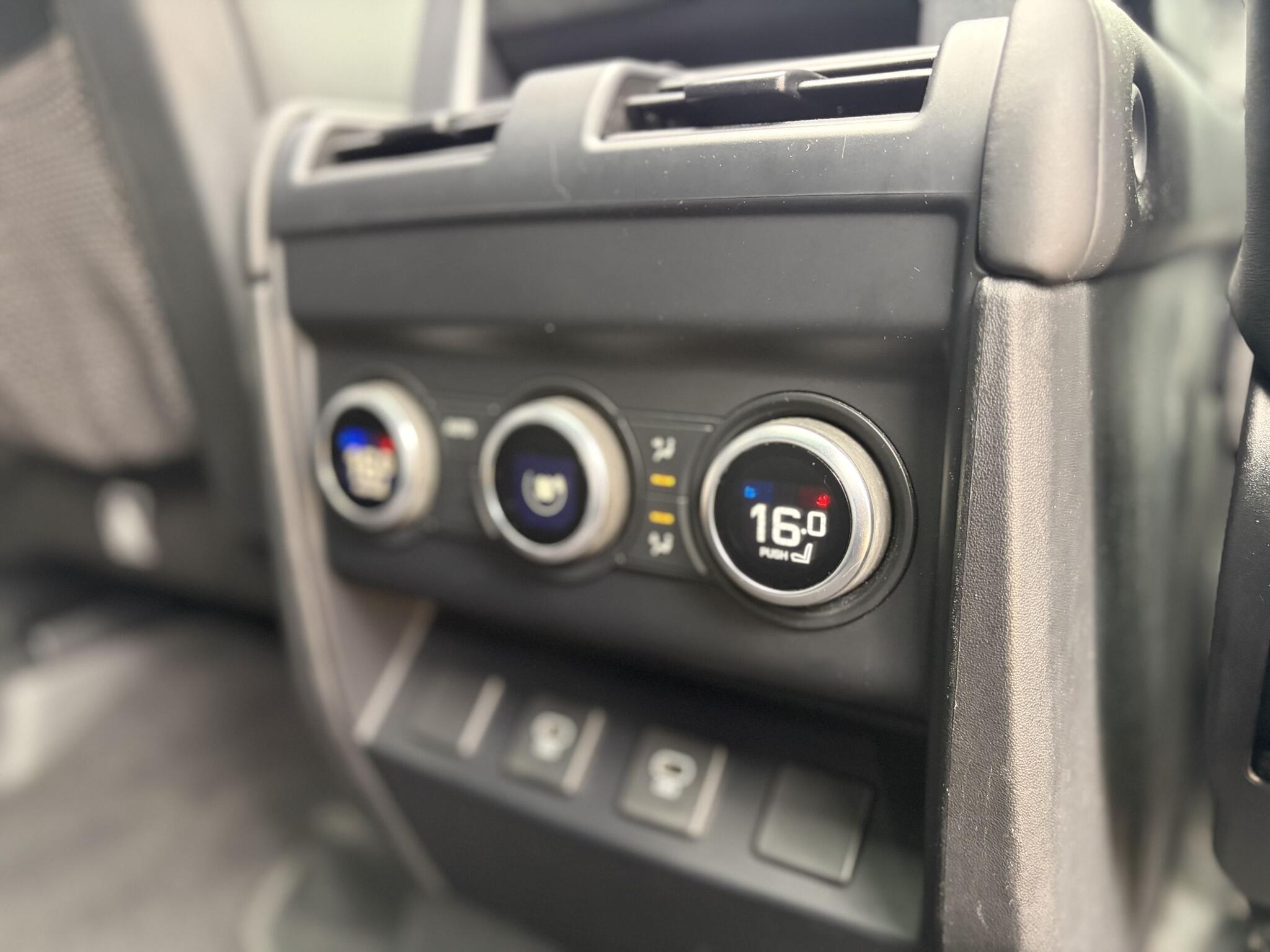 Land Rover Defender 110 view 33