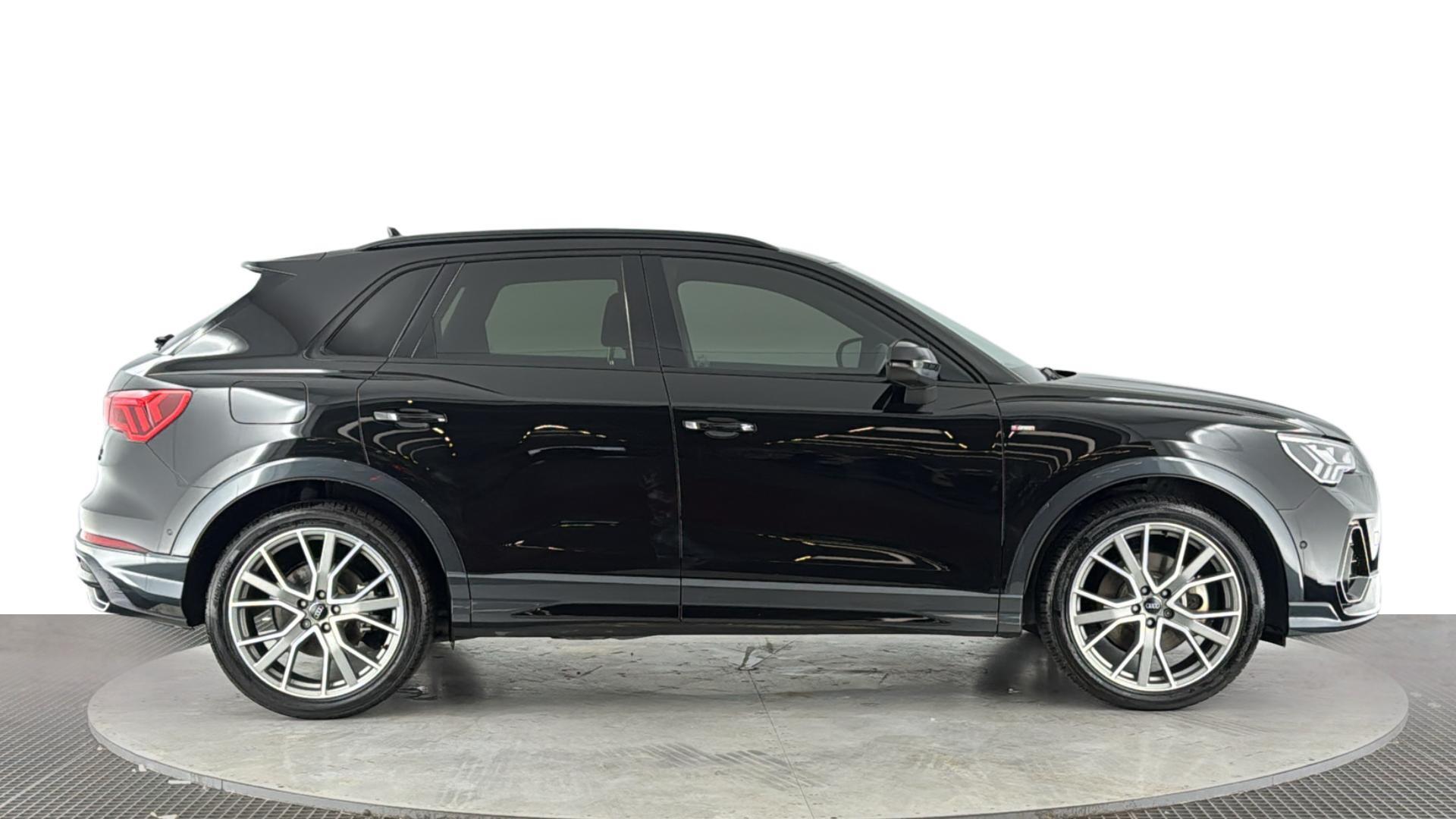 Audi Q3 view 3