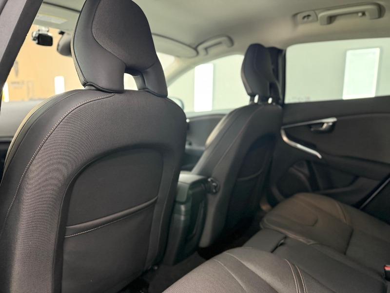 2013 Volvo V40 Cross Country image 23
