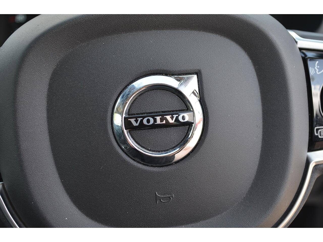 Volvo V90 Cross Country view 27