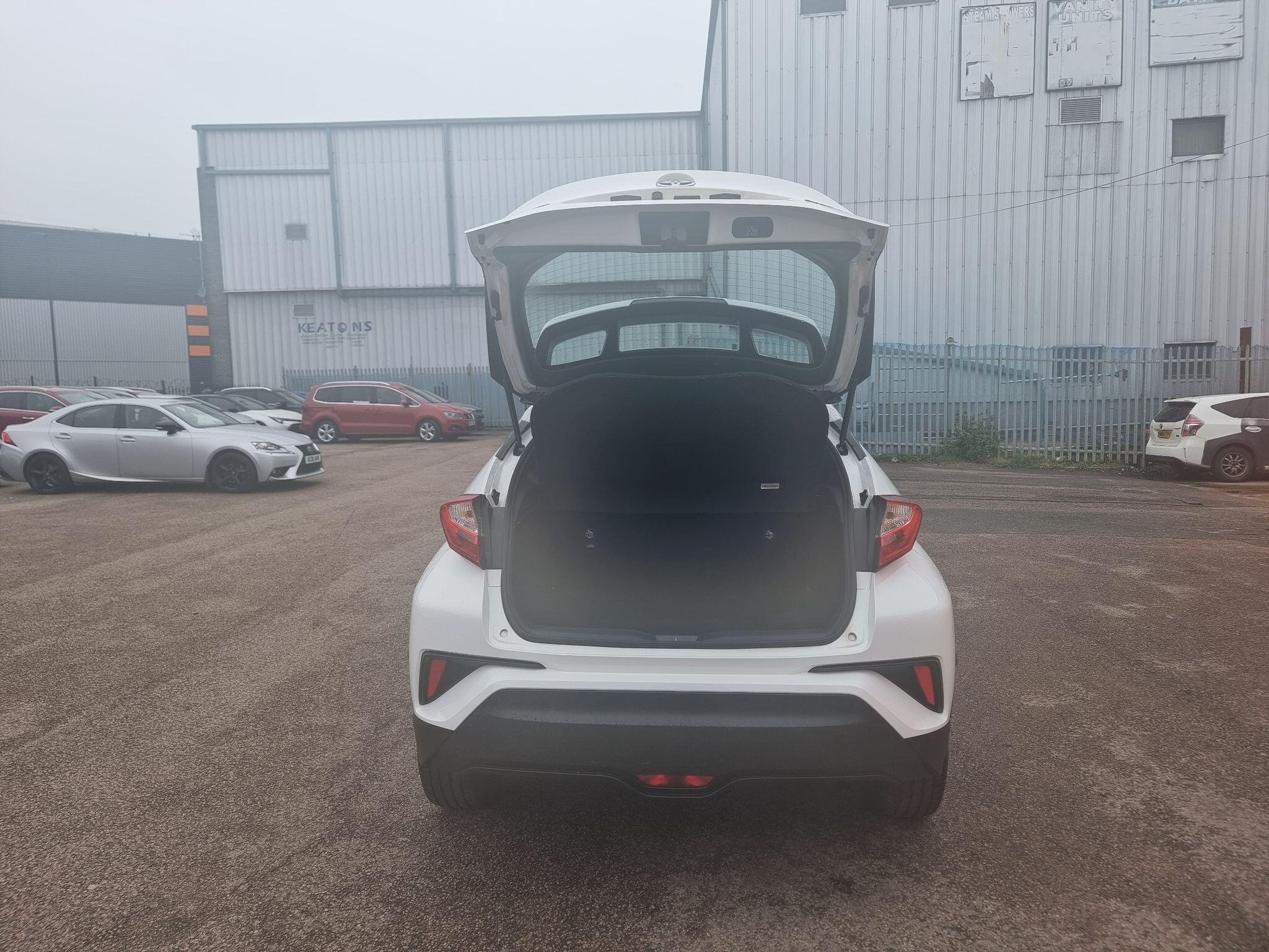 Toyota C-HR view 15