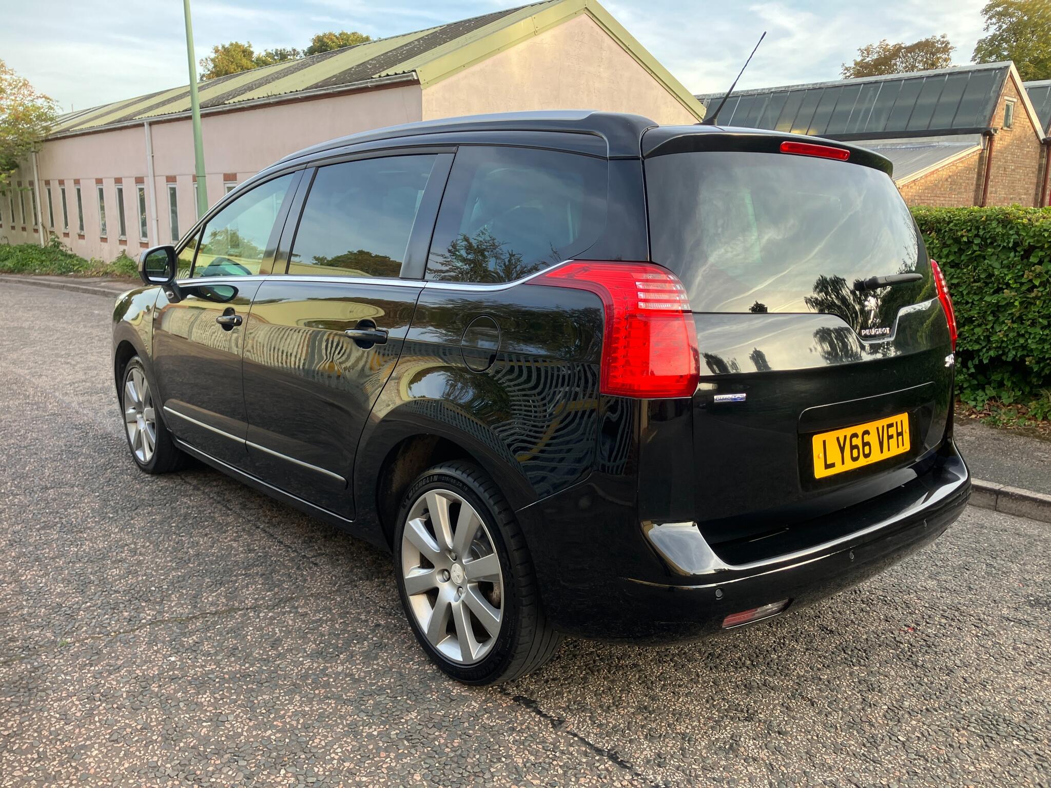 Peugeot 5008 view 5