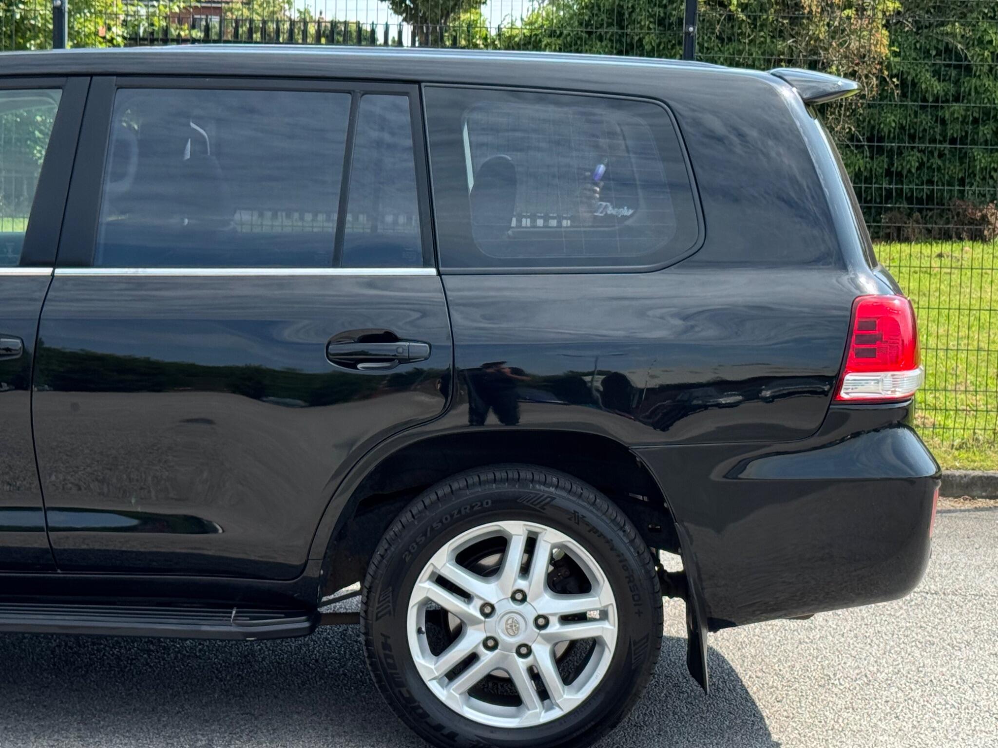 Toyota Land Cruiser view 11