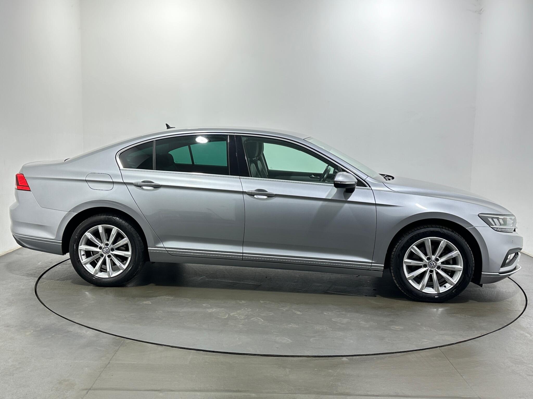 Volkswagen Passat view 9